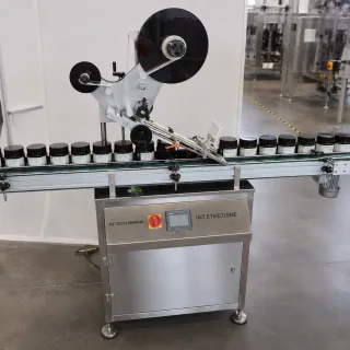 üst yüzey etiketleme makinası otomatik konveyörlü