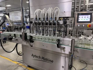 Parfüm dolum makinası; parfüm, kolonya, esans ve düşük viskoziteli kozmetik sıvıların cam veya plastik şişelere hassas şekilde doldurulması için kullanılan endüstriyel sıvı dolum ekipmanıdır.